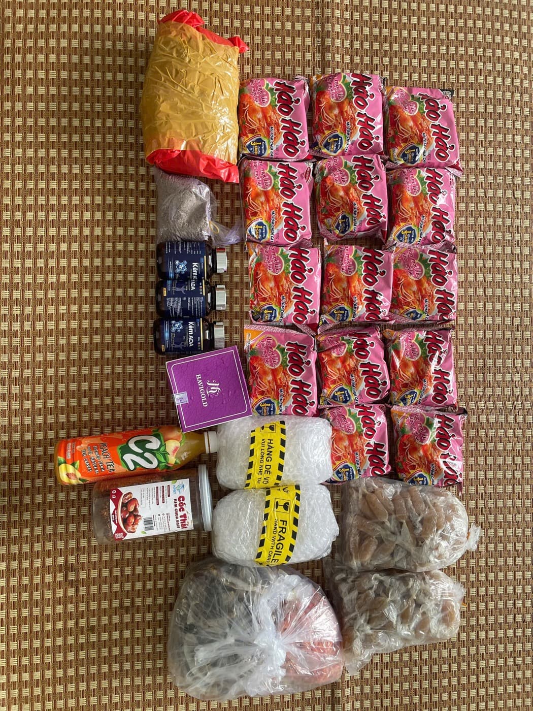 Bánh kẹo, đặc sản gửi cho người thân