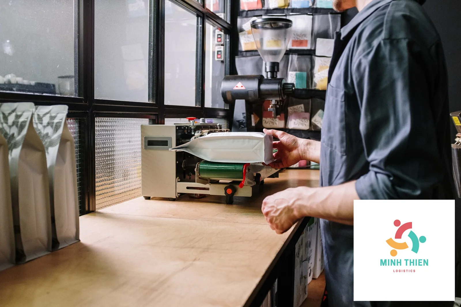 Gửi Đồ Ăn Đi Singapore: Thủ Tục Hải Quan SFA & Cách Đóng Gói
