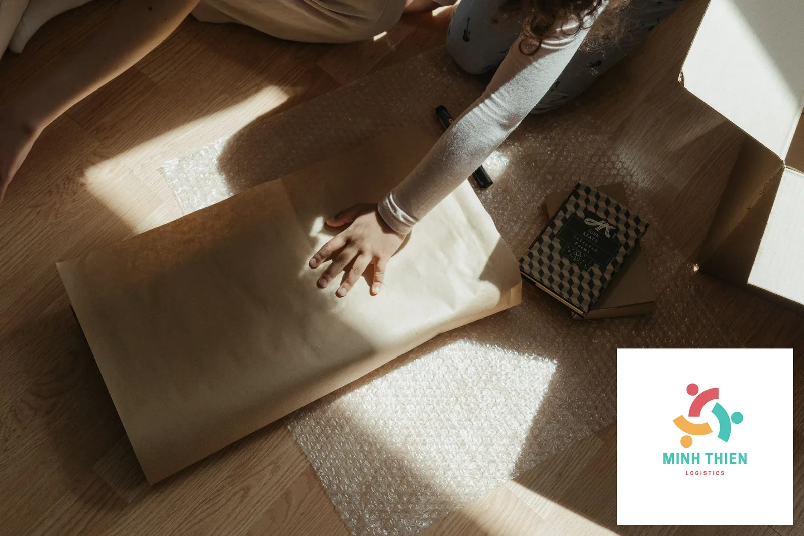 Gửi Hàng Đi Toronto: Thủ Tục Hải Quan CBSA & Bảng Giá Mới Nhất