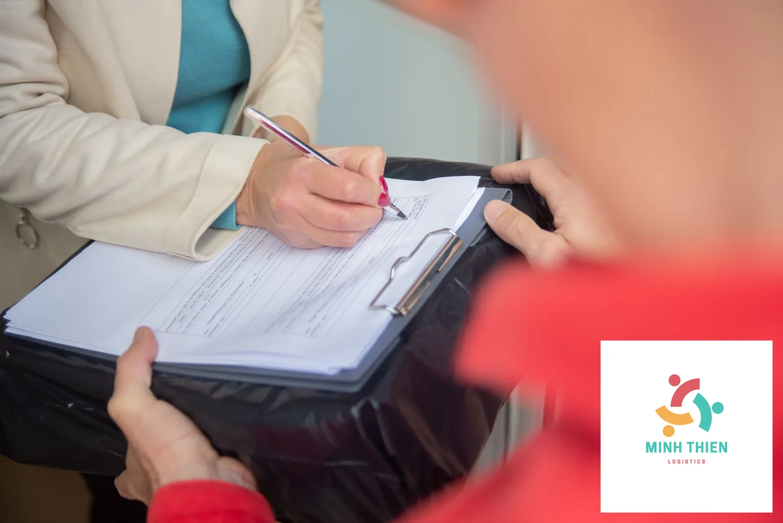 Gửi Hàng Đi Toronto: Thủ Tục Hải Quan CBSA & Bảng Giá Mới Nhất